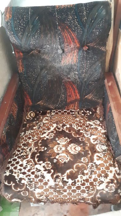 Отдам кресла 2 шт,сервант