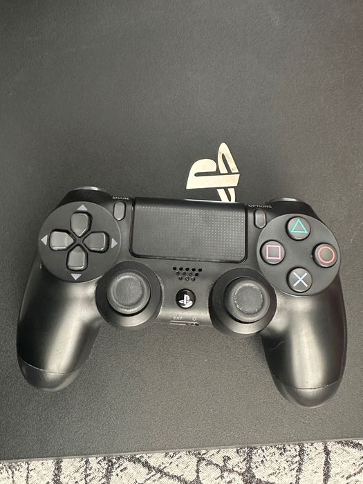 Продавам PlayStation 4PRO + един джойстик