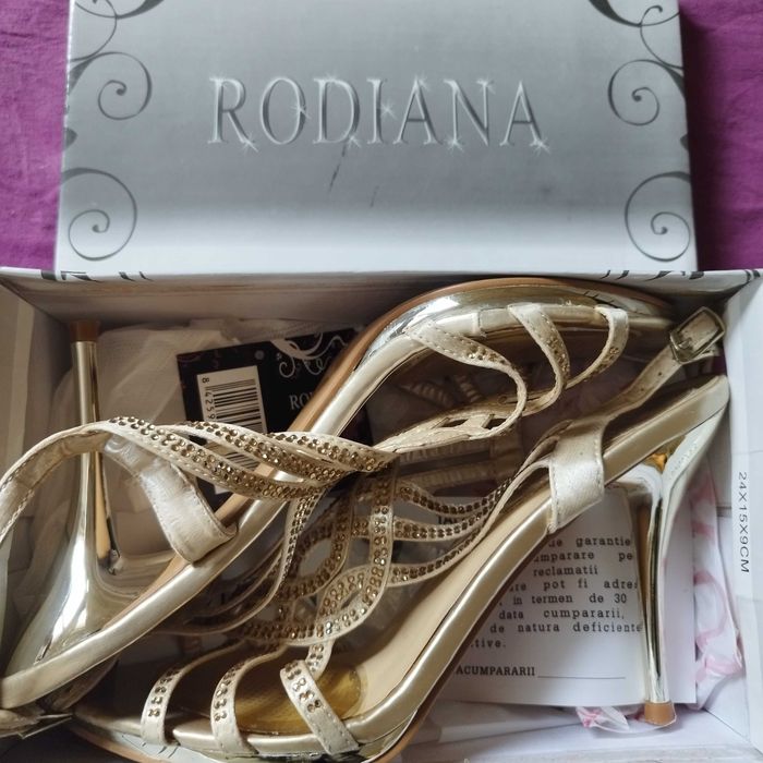 Елегантни дамски обувки с висок ток,нови.