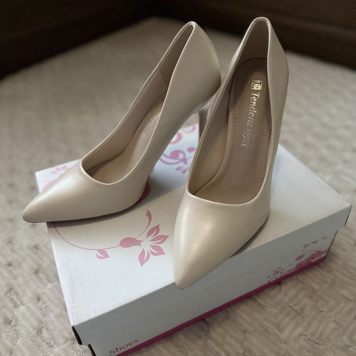 Обувки на ток, бежов цвят