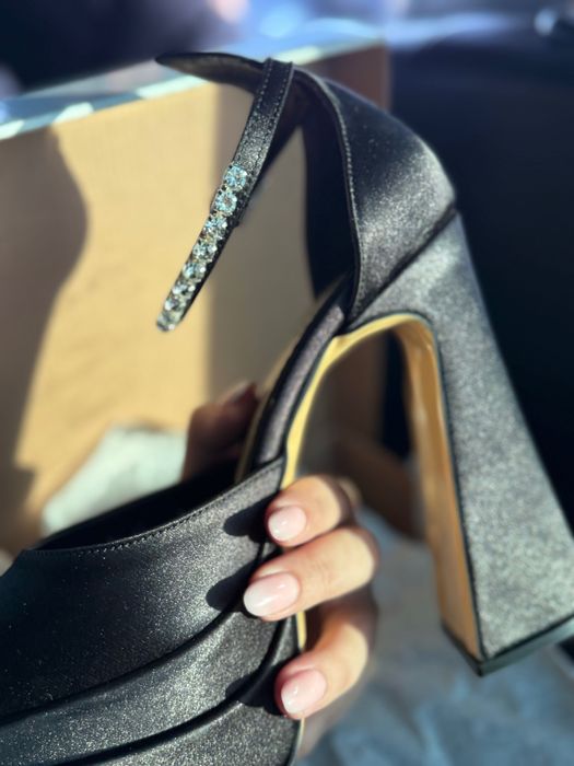 Чисто нови черни високи токчета на платформа