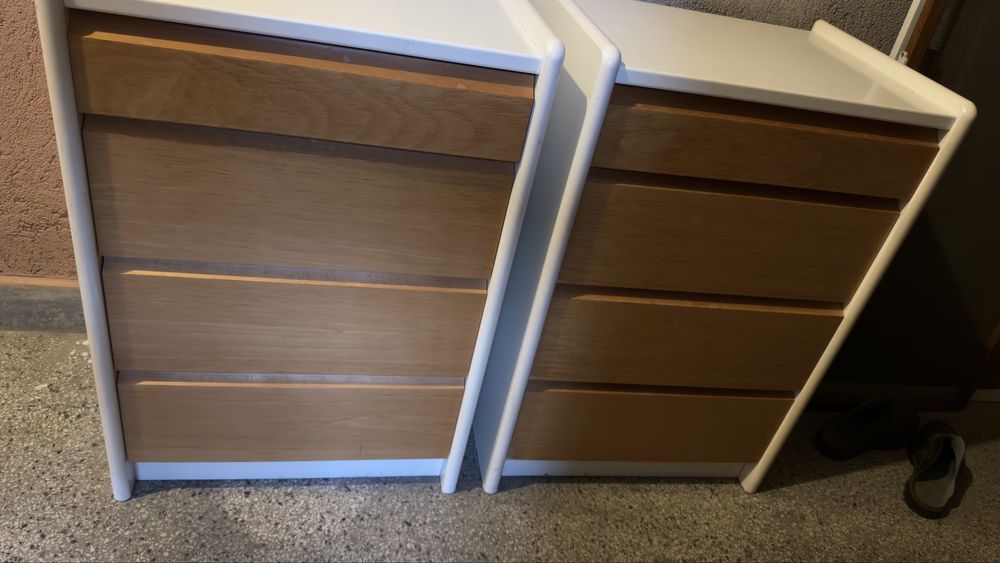 Продавам еднолицев матрак 90х200 см  и два броя нощни шкафчета .