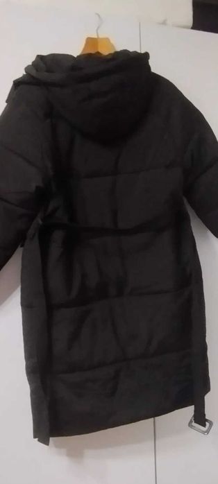 Дълго черно зимно яке