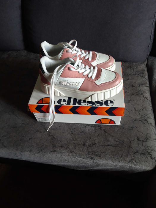 Продавам сникърси в много добро състояни носени два пъти.