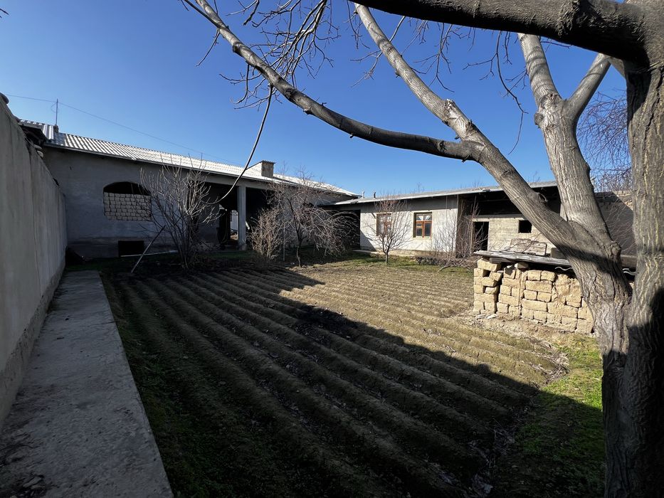 6 Sotiq Hovli Uy va podval bilan