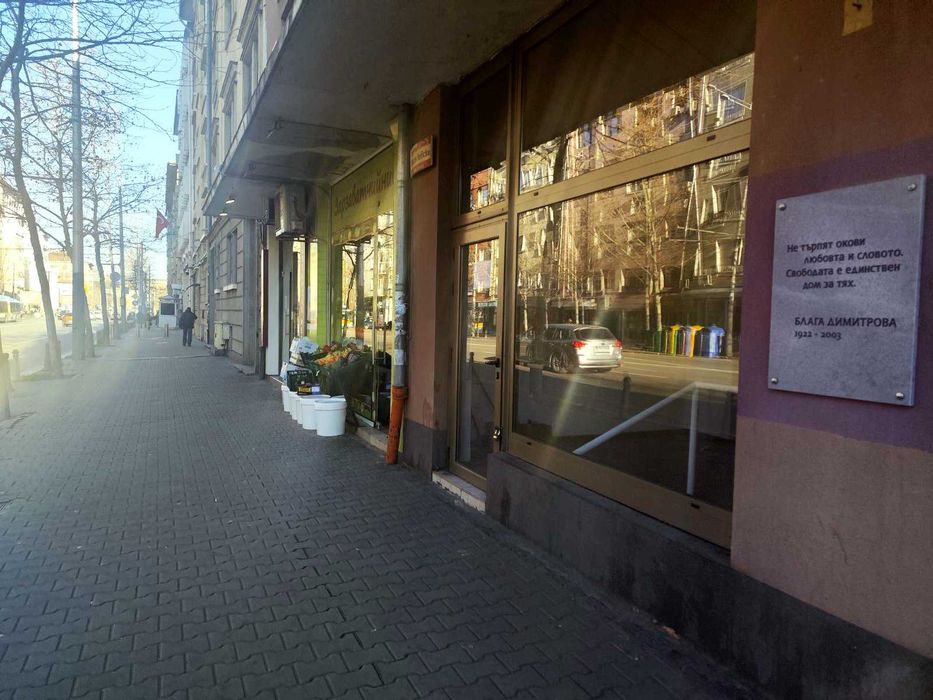 Дава се под наем Магазин в ж.Южен парк - 34 кв.м за 997.05 € - Снимка #1