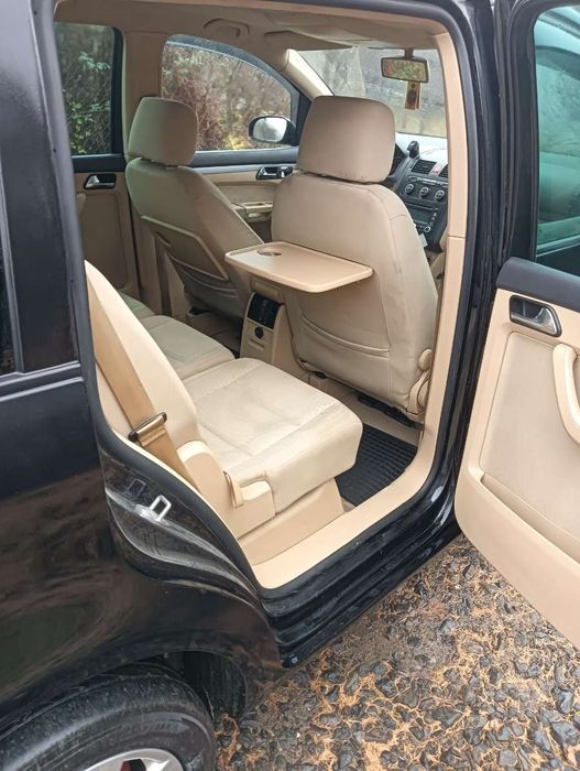 Vând Volkswagen Touran sau doar la schimb