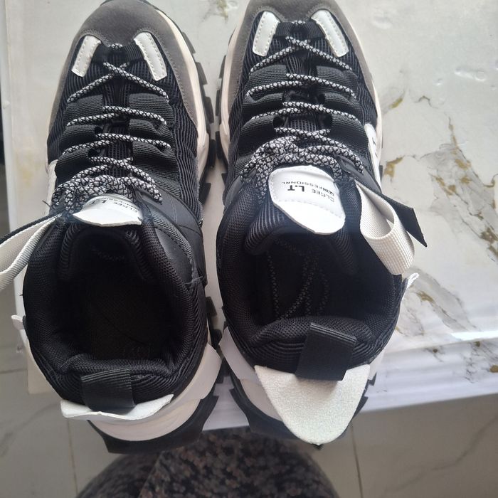 Продам кроссовки