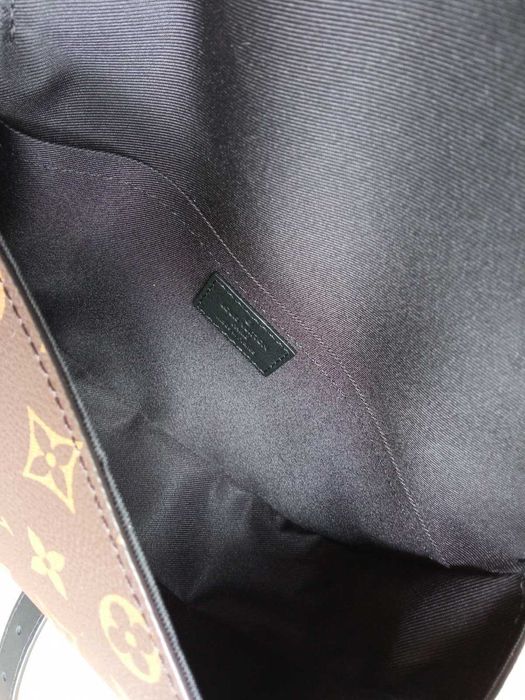 Geanta compacta Louis Vuitton crossbody Monogram cu curea din piele