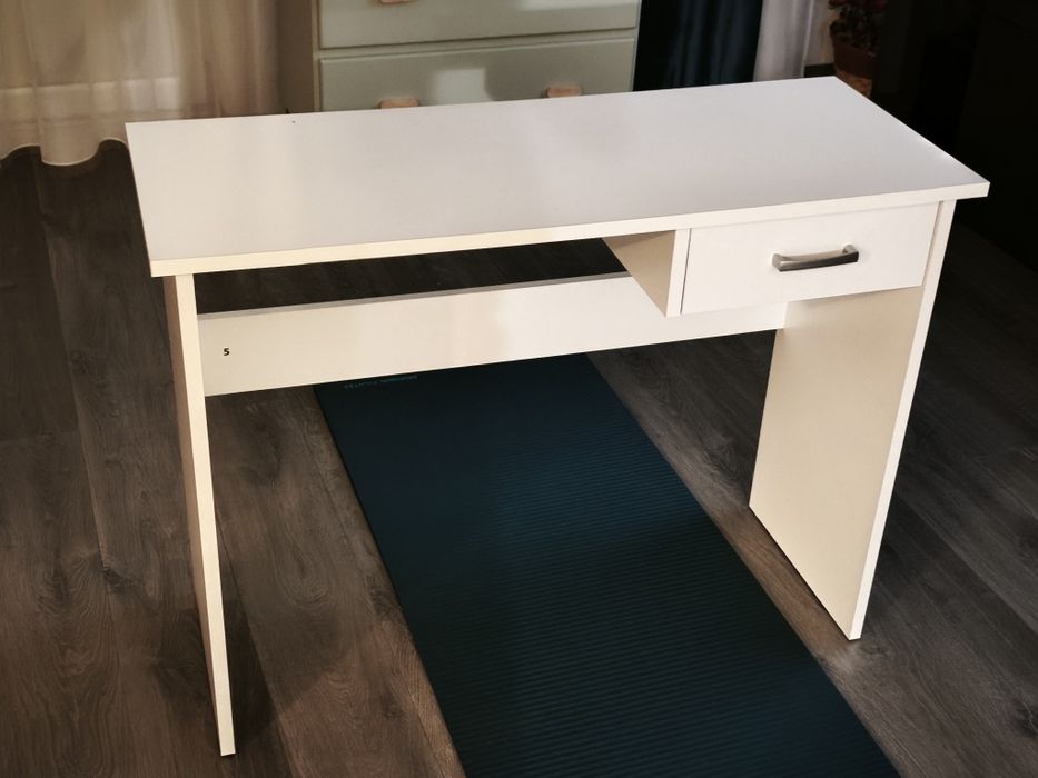 Vând birou alb 110x40