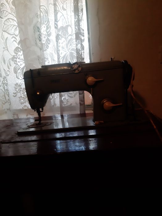 Vand mașinii  de cusut singer si praf pret negociabil in stare de functionare