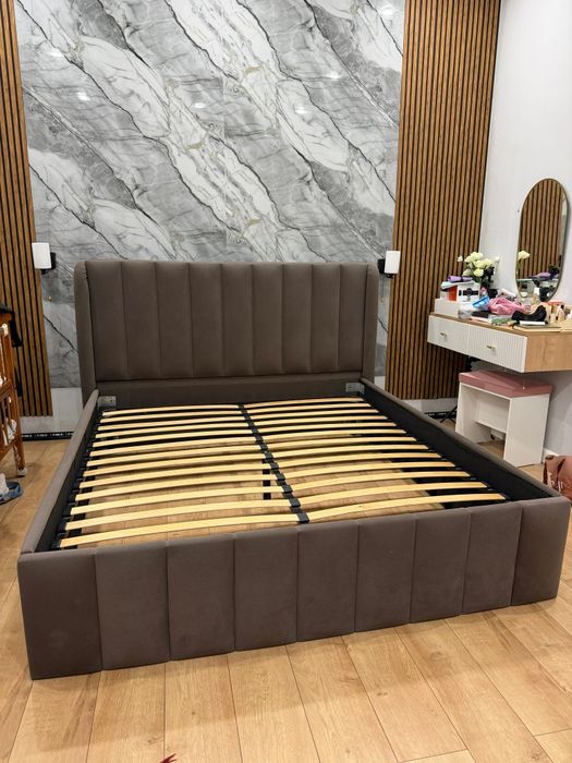 Двуспальная кровать