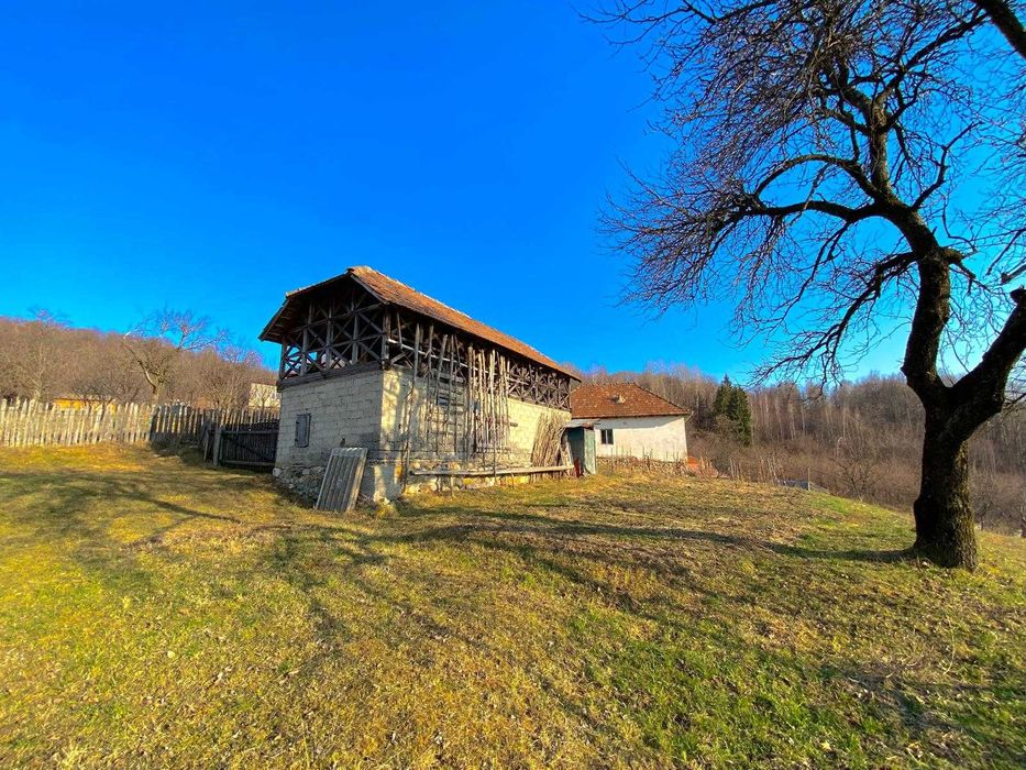 Casă tradițională și teren generos într-o zonă turistică cu mare potențial