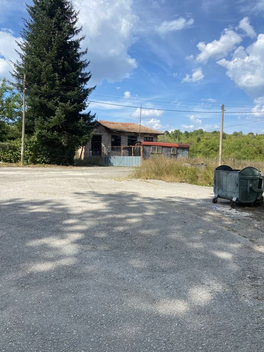 Упи с масивна сграда