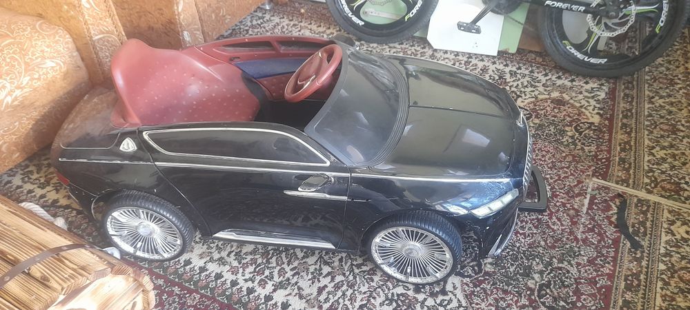 Детский электронный машина, есть слегка потёртое места