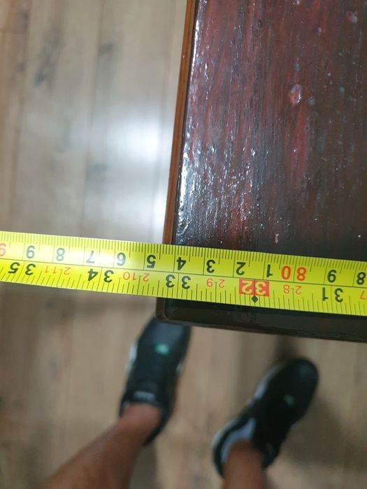 Masa din lemn masiv.