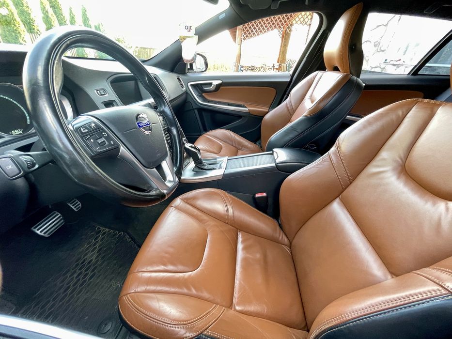 Vând Volvo V60 Plug-in Hybrid D6 Twin Engine AWD, plug-in hybrid, echipare completă