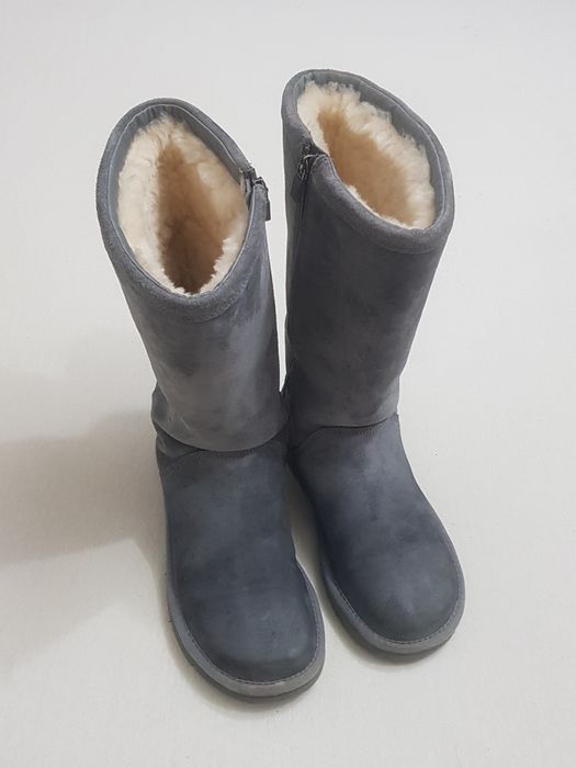 Cizme UGG Australia inalte cu fermoar, piele si blană naturală, nr 38