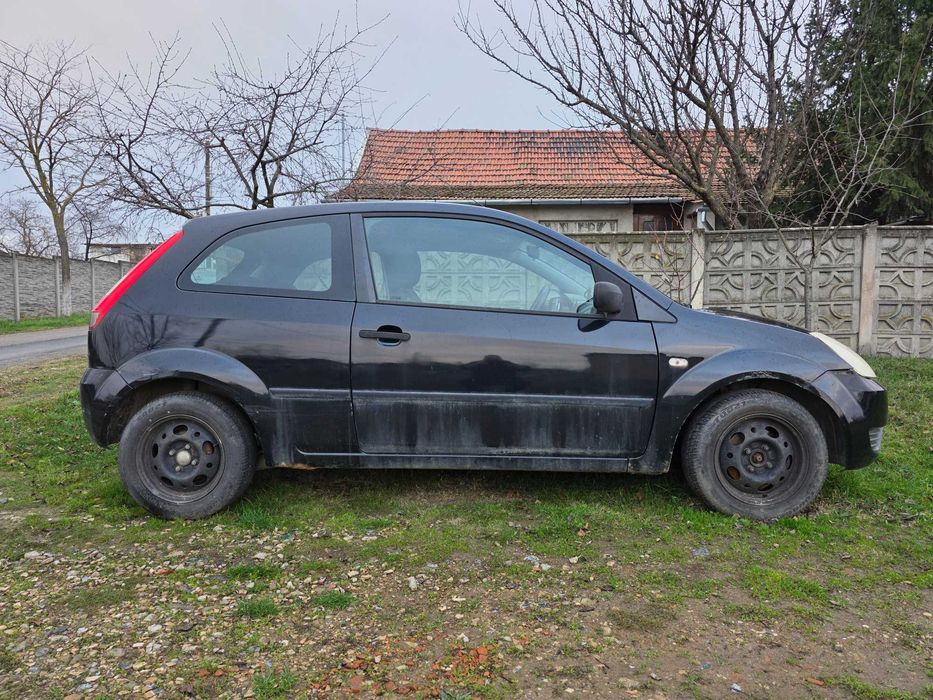 Vand Ford Fiesta 2005 1.3l Benzina 2 500 lei Negociabil