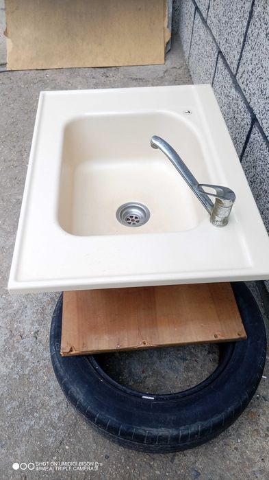 Продавам кухненска мивка
