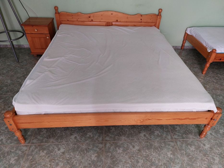 Спални и легла с матраци, маси-тоалетки от чам масив