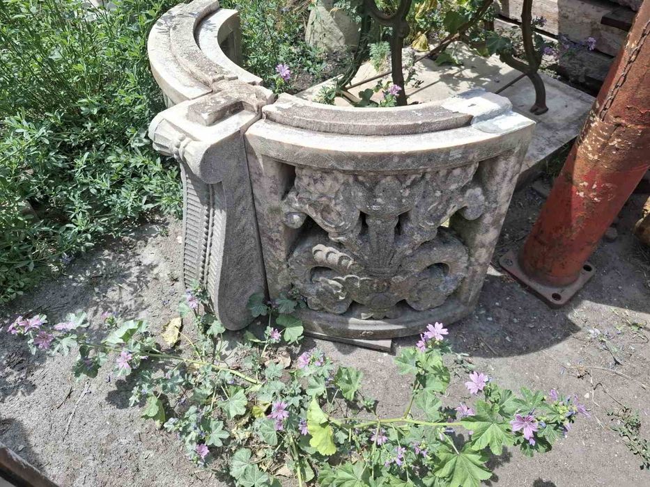 Piatra veche sculptată.ancandrament de geam.diverse modele