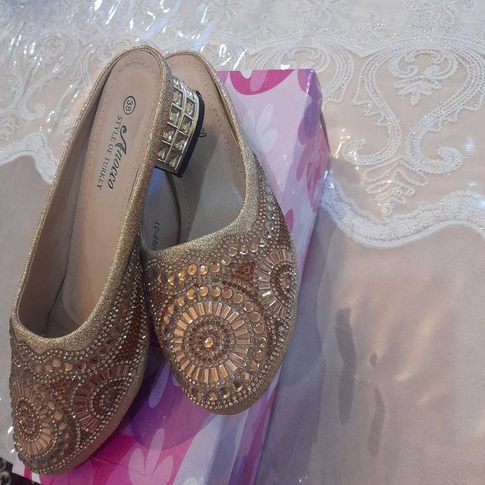 Kelinlar oyoq kiyimi