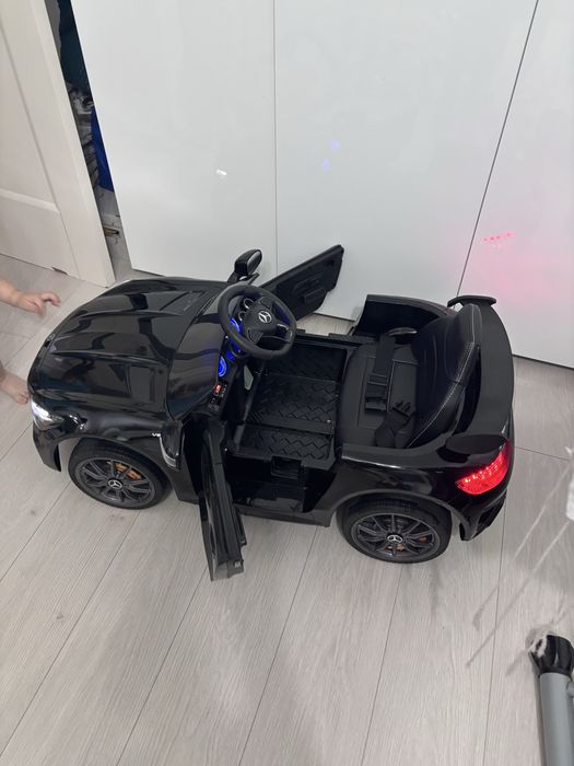 Vând masinuță electrica cu telecomandă cu lumini si muzica .