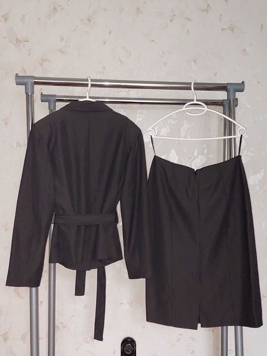 Дамски костюми, различни модели, различни номера