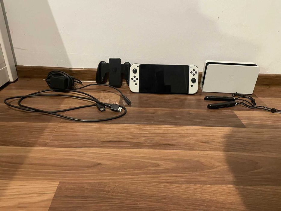 Nintendo Switch OLED Model alb Joy-Con + Super Mario Maker 2