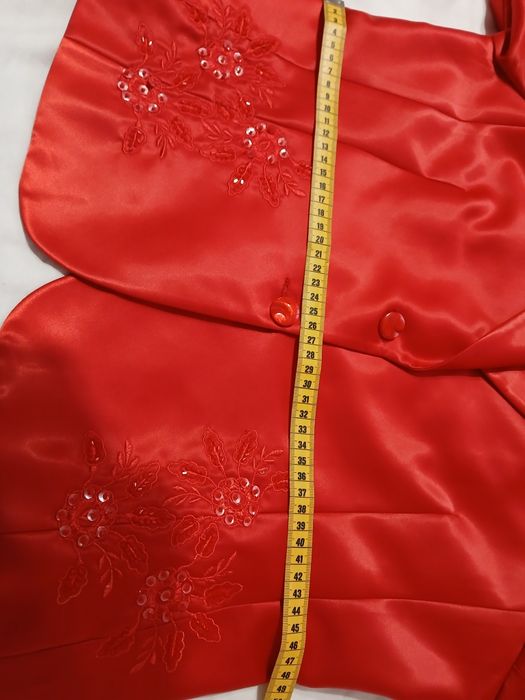 Costum de șaten cu broderie roșu