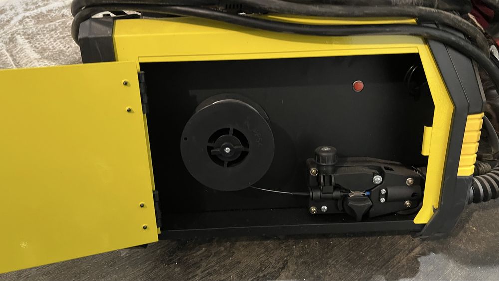 Инверторен телоподаващ заваръчен апарат с възможност за СО