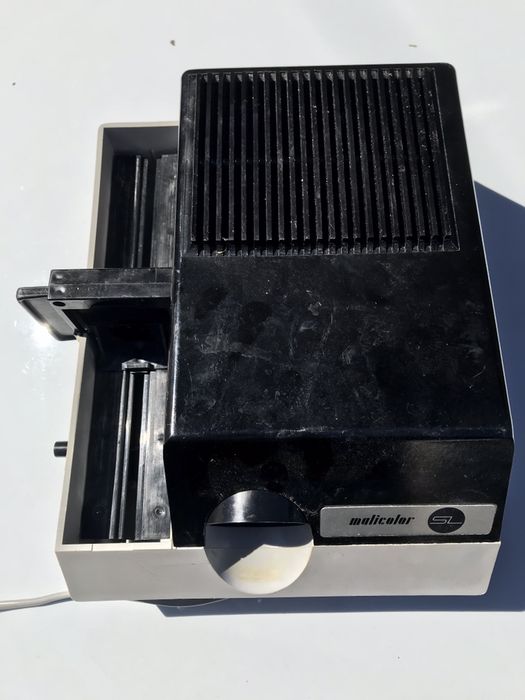 Proector aspectomat diapozitive
