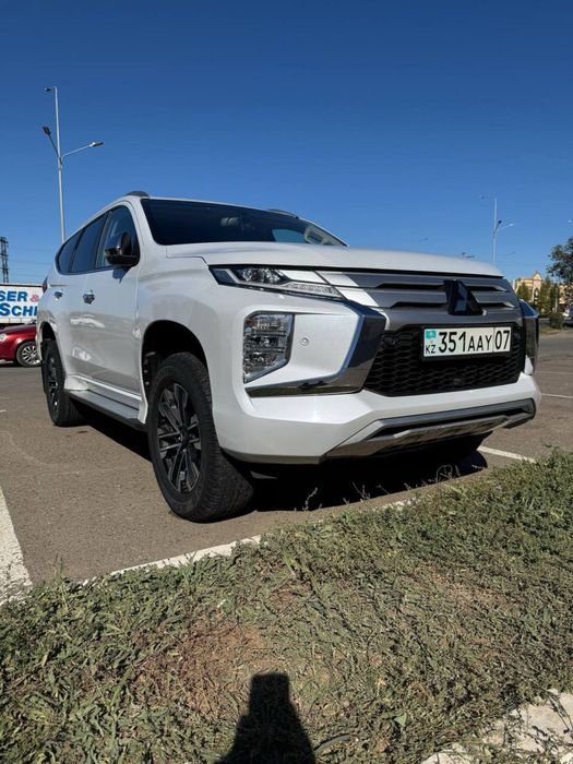 Продам машину Montero Sport