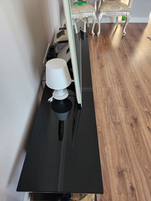 Тумба под телевизор. Цена 80 тыс. Б/у. Самовывоз.