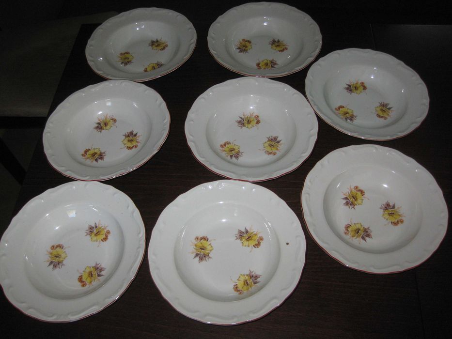 Сервизи, чаши, Цени от 8 до 50  евро, за снимка.