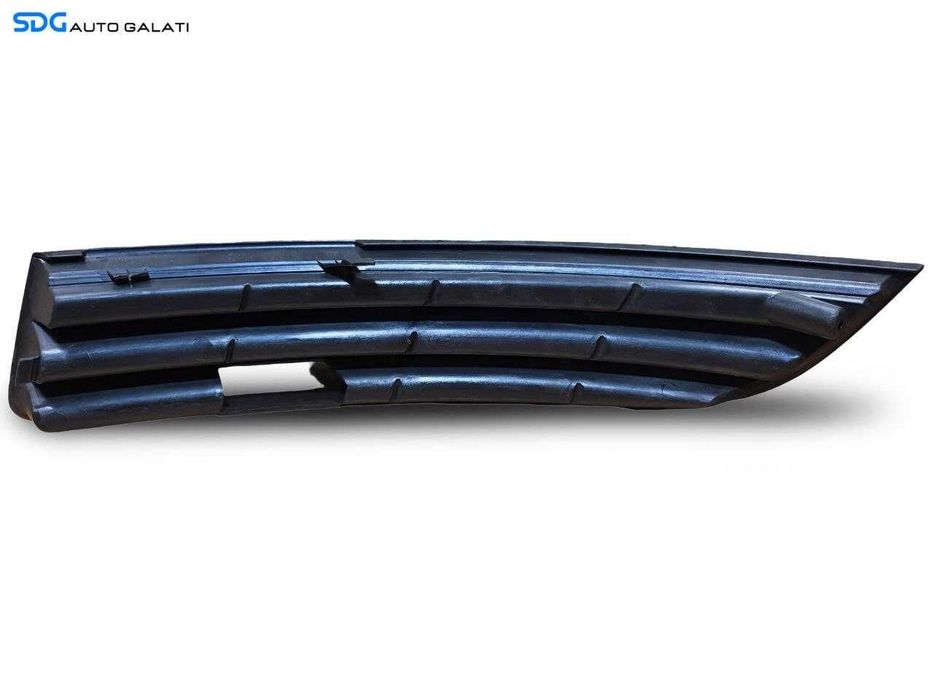 Grila Ornament Proiector Dreapta de pe Bara Spoiler Fata Volkswagen Passat B6 2005 - 2010 Cod 3C0853666 (O Prindere Rupta) [N5103]