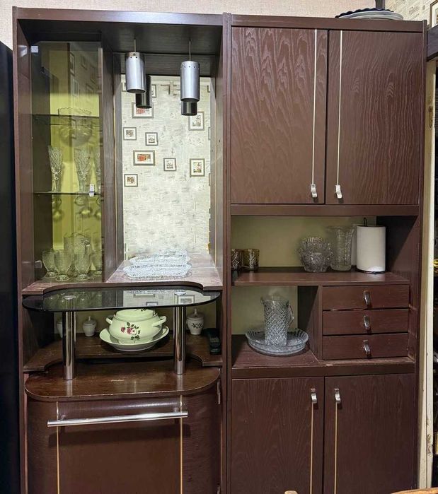 Два больших шкафа (один с встроенным баром)