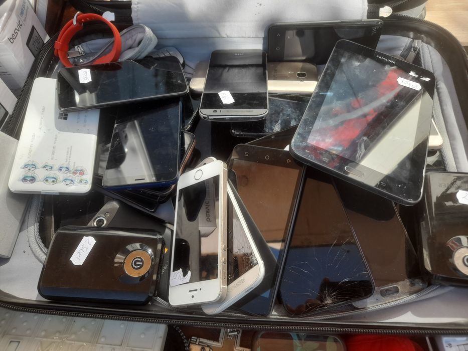 Lot de telefoane, tablete ,baterii externe, casti etc peste 100 de buc.toate la 4500 lei.