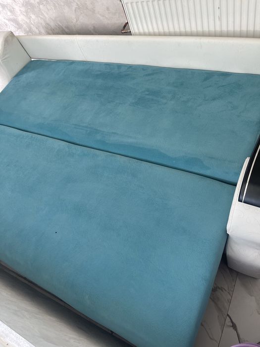 Vând canapea extensibilă 3 locuri, material velvet verde.