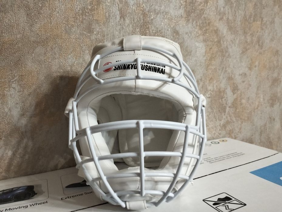 Шлем для спорта с решеткой