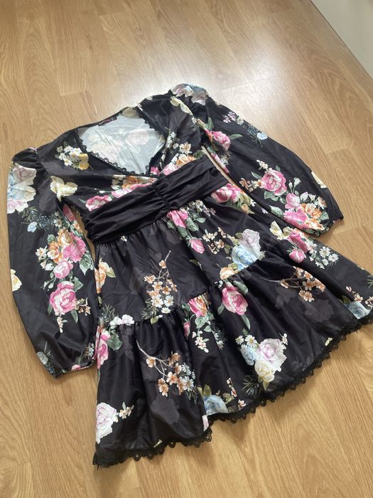 Rochie eleganta, impecabila, satin si dantela