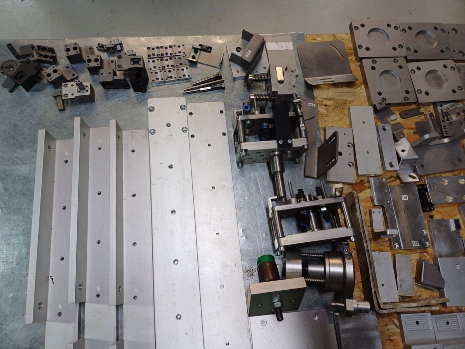 Placi de aluminiu bracketi, suporti , coltarr , corniere