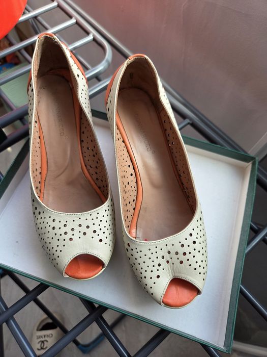 Срочно продам босоножки