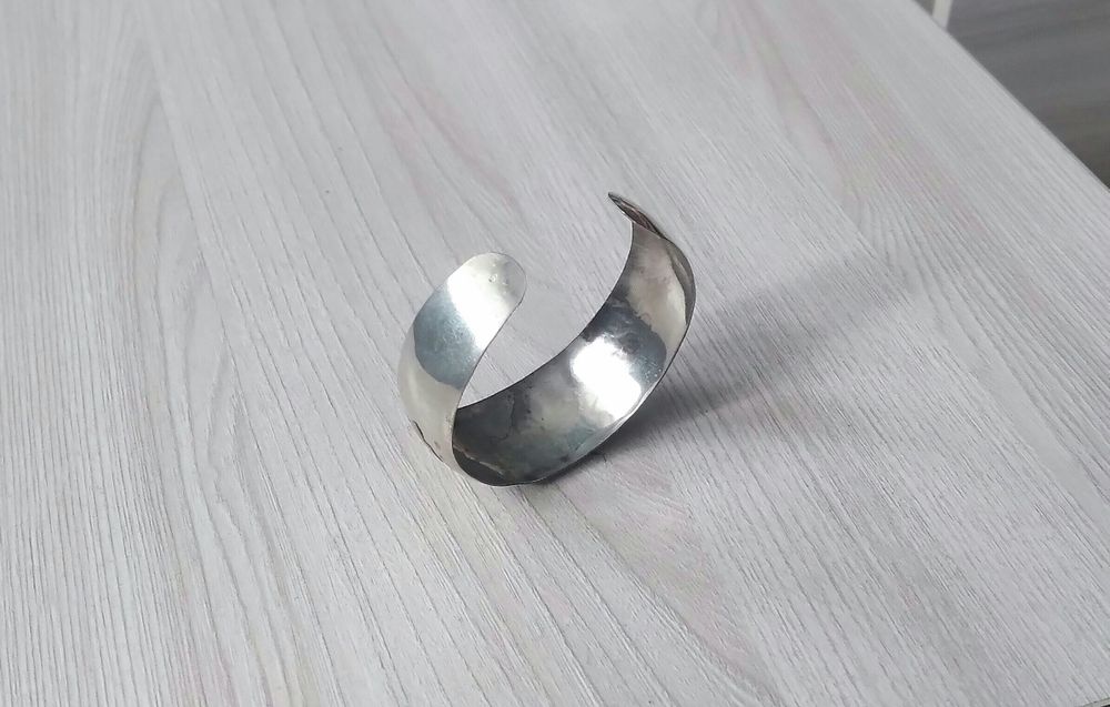 Женский серебряный браслет.