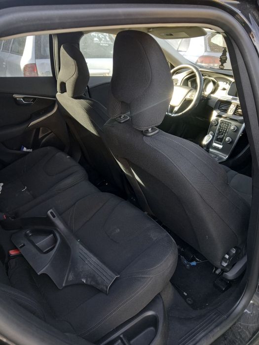 Dezmembrez Volvo v 40 D2 2014