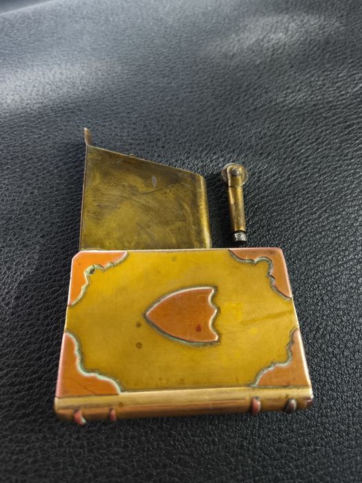 Brichetă antică de colecție din alamă în formă de carte - Art Deco