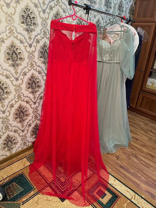 Красное вечернее платье