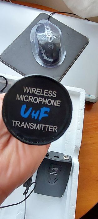 Комплект безжични микрофони с приемник за любителски партита.