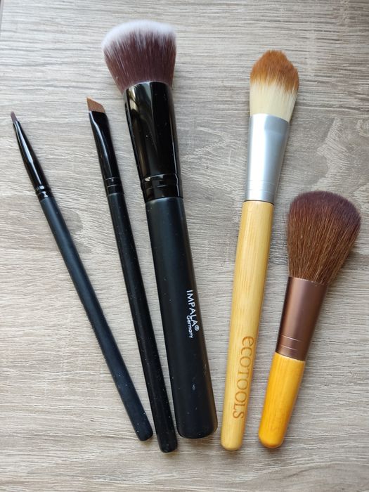 Различни четки за грим